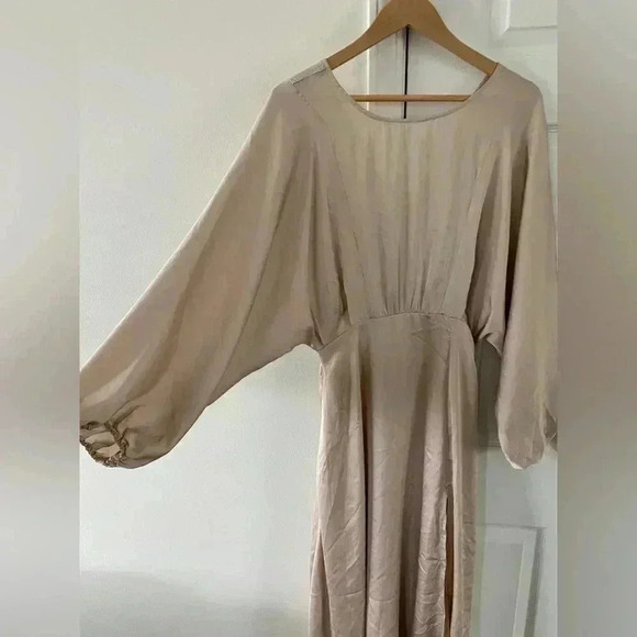 NWOT ASTR the label MARIN DOLMAN SLEEVE MIDI DRESS champagne - Picture 2 of 9